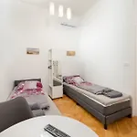 Studio Apartments Tiho & Nena